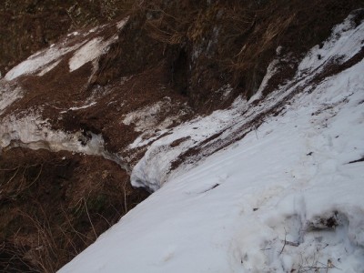 日野川沿い林道の滑り台（2011年4月）