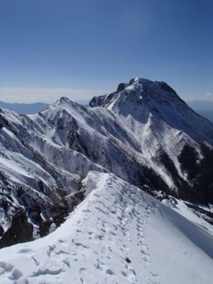 P3150027_512.jpg (37.25 KiB) 閲覧された回数 2713 回 雪庇を通過して振り返ったところ