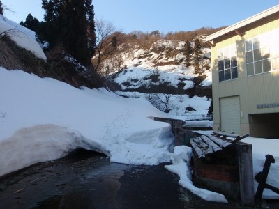 浄水施設の先は林道にも積雪（2011年3月）