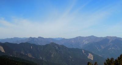 大熊三山(白倉は八景山が被っているけど）、その奥には桧塚～明神岳の稜線。池木屋山も