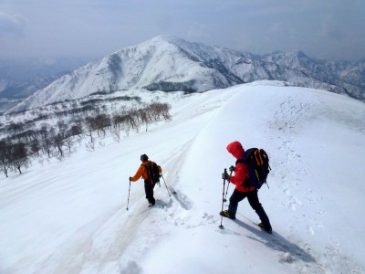 薙刀山から雪原に下る矢問さん＆MICKEYさん（向こうには野伏ヶ岳）