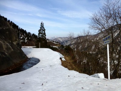 P1020025.JPG (218.16 KiB) 閲覧された回数 10942 回 八草峠から蕎麦粒山を望む