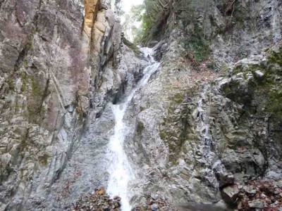 P1020586_1.jpg (83.46 KiB) 閲覧された回数 4426 回 快適な3段25m斜滝