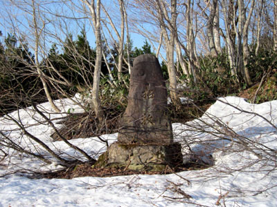 雪のない時期の石碑の様子