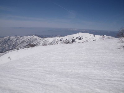 金糞岳山頂から見る白倉岳の頭