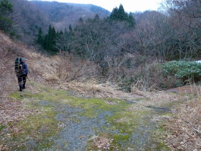 右の鉄橋を渡らず、左の林道に入ります