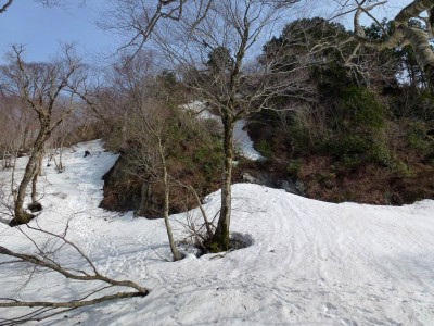 岩壁の北側をトラバースして下る