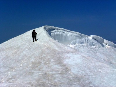 夏小屋丸東面にある雪庇は大きな口を開けていた