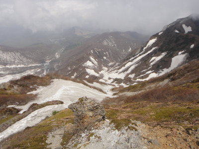 雪渓を尻セードで下りて行った