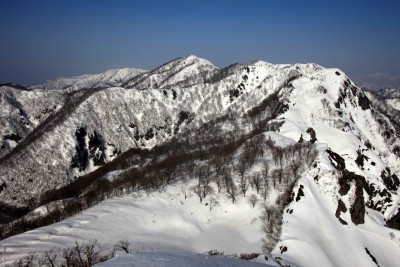夜叉ヶ丸から三周ヶ岳を望む－三周ヶ岳の左奥に美濃俣丸や笹ヶ峰があります