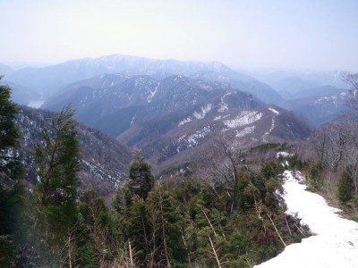 IMGP6534.JPG (59.96 KiB) 閲覧された回数 8574 回 中土倉(1024m)へのルート一望(正面の双耳峰)