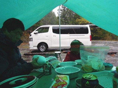 マッコリを手酌で注ぐシュークリさん。<br />やっぱ、このボカシ・・・。