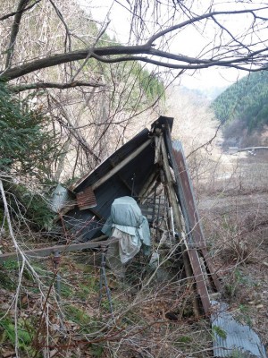 下山口のモノレール小屋跡
