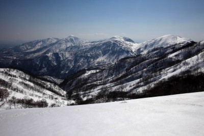 右から日岸山、薙刀山、野伏ヶ岳、小白山