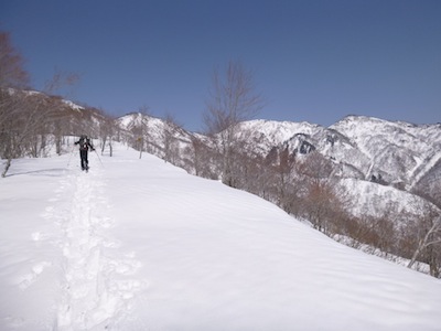 前方に丸山を見ながら