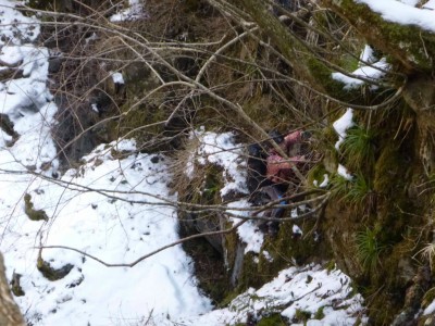 草付の斜面を登るOさん