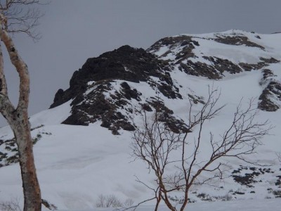 P4140977_640.jpg (49.4 KiB) 閲覧された回数 6239 回 黒坊稜が名前通りの真っ黒な姿で威圧してくる。