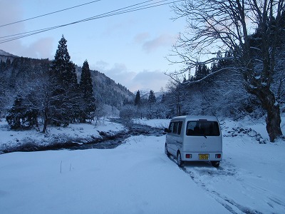 大進橋東詰の駐車広場は積雪10cm