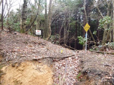 ここを降りるとすぐに赤坂谷です