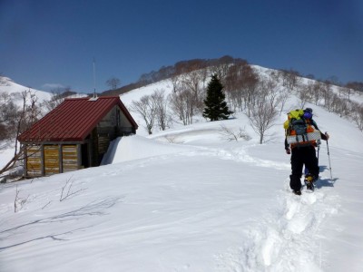P1000076.JPG (156.17 KiB) 閲覧された回数 3021 回 神鳩ノ宮避難小屋に到着
