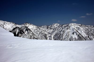IMG_2815.JPG (1.59 MiB) 閲覧された回数 3021 回 初河山(右)と丸山(中)