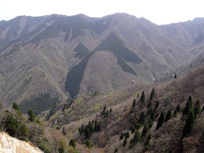 P962(タイジョウ～カクレグラ尾根上)大ガレ際より水舟の池辺りを見る