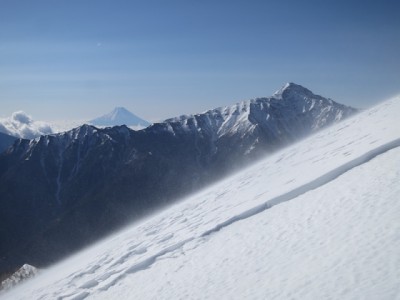 senjo1355.jpg (80.63 KiB) 閲覧された回数 3395 回 北岳と富士山の背比べ 雪が風で舞う