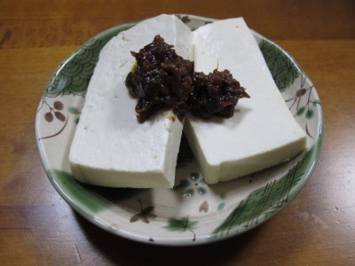 道端で摘んだフキのフキ味噌を堅豆腐にのせて蜜壷の余韻を楽しんでおりまする