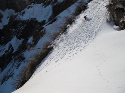 滝の高巻きに奮闘するＦ氏、このお方もパワーに満ち溢れてます
