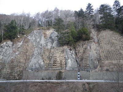 野麦東尾根の鎧のような護岸