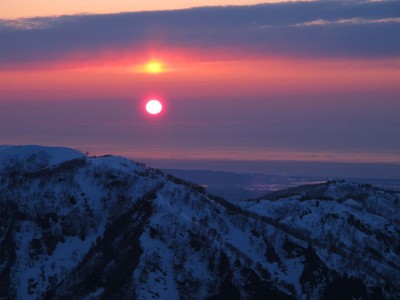 ショウガ山の向こうに陽が沈む