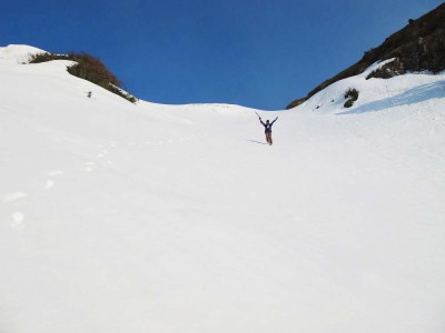 グリコのポーズで丸石谷へと駆け下りるＦ氏