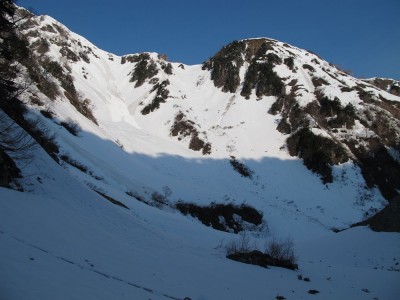 丸石谷への快適な斜面、右は奥長倉