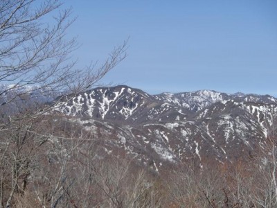 P5041136_640.jpg (57.43 KiB) 閲覧された回数 5156 回 若丸山へと向う直近の越美国境ラインと左奥に笹ヶ峰の姿も見える。