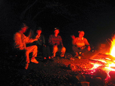 〇 今一番好い時期、お酒が美味しいなあ。背後に光るのはナンダロウ？