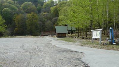 車の影もない駐車場