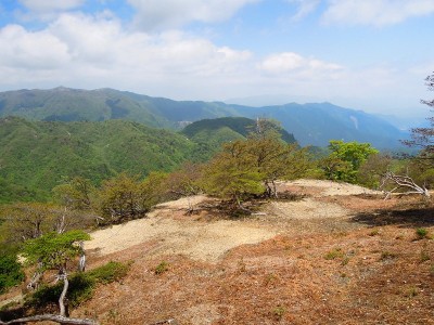テン場敵地!?　左に檜塚奥峰。