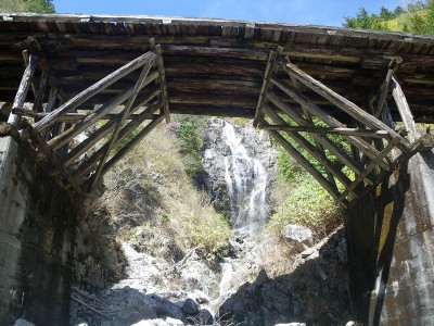 IMGP7600.jpg (232.25 KiB) 閲覧された回数 6240 回 木橋と昇竜の滝