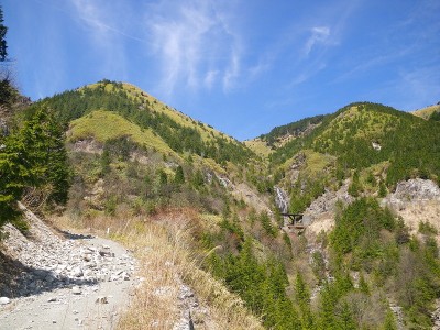 林道分岐の木橋と昇竜の滝を遠望