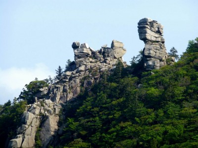 P1020112.JPG (209.55 KiB) 閲覧された回数 9354 回 青岳から国見尾根のゆるぎ岩と天狗岩を望む