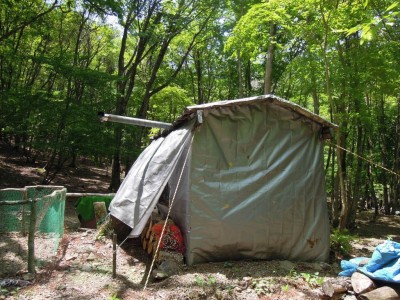 避難小屋.JPG (194.53 KiB) 閲覧された回数 6232 回 シートで覆われた避難小屋