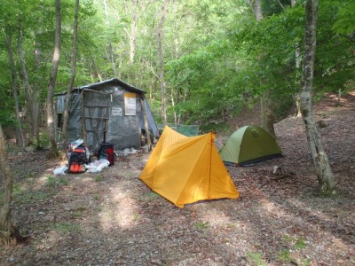 テン泊状況（小屋前）