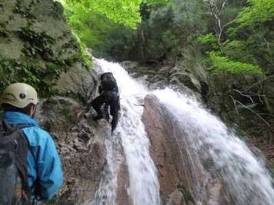 10m大滝をトップで登るたろーさん