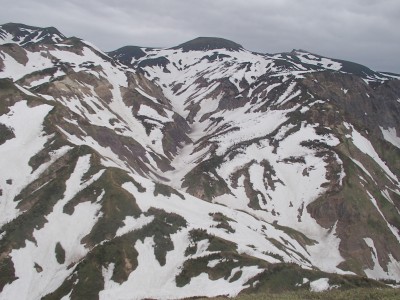 中央ピークが大汝峰、釈迦新道を見下ろす。