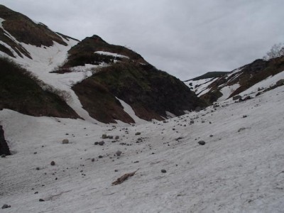 P6020740_640.jpg (42.02 KiB) 閲覧された回数 3418 回 目前にした谷はやはりおどろおどろしく、断続的に落石の音も聞こえてくる。