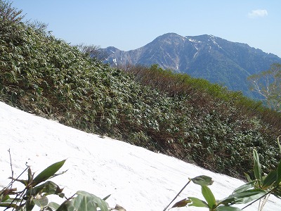 残雪の向こうに奥三方山