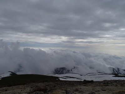 雲と雲の狭間の標高から