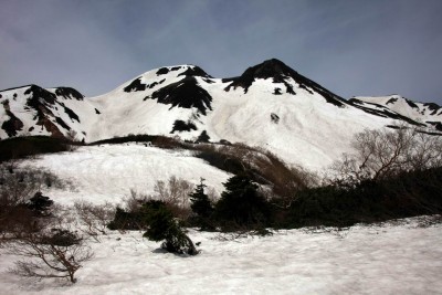東面台地から御前峰と剣ヶ峰を望む