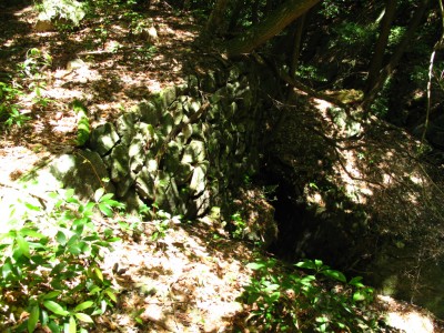 右俣左岸の石積みと洞穴