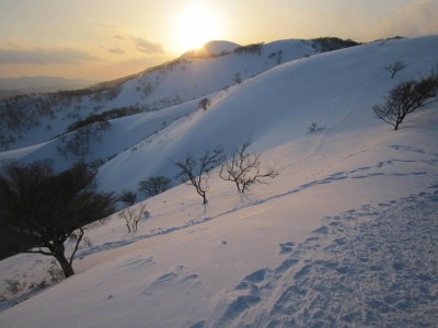 竜ヶ岳.jpg (76.68 KiB) 閲覧された回数 6454 回 厳冬期の竜ヶ岳、夕暮れ